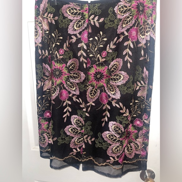 Tahari embroidered floral skirt, size 10. - Picture 1 of 3